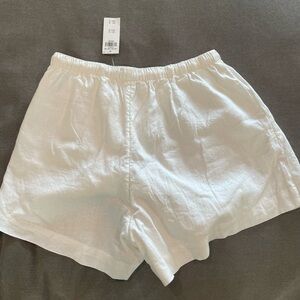 BNWT . White linen Abercrombie shorts size medium
